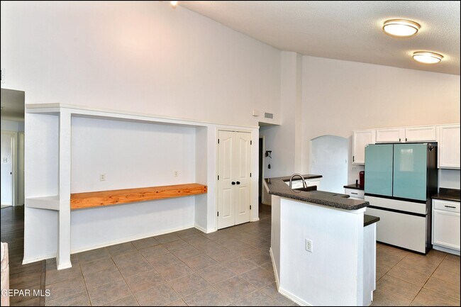 Building Photo - 10937 Northview Dr