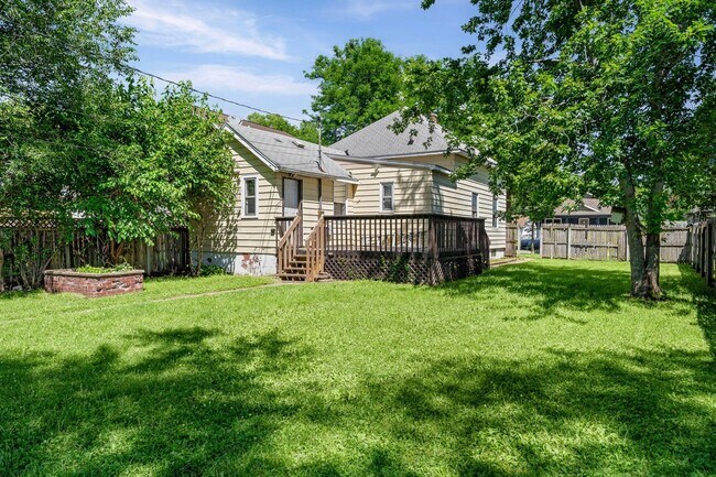 Building Photo - 3 bed/1 bath Northside Home
