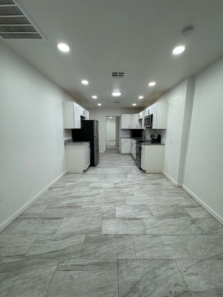 Building Photo - 1017 E West Cir Dr