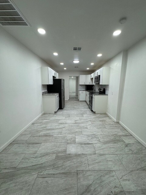 Building Photo - 1017 E West Cir Dr