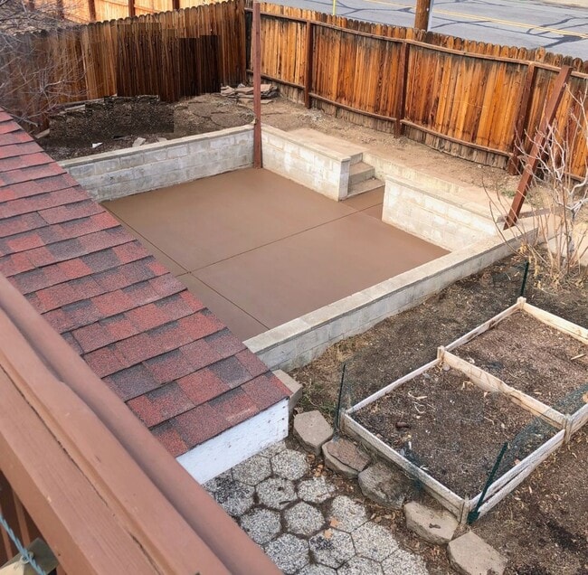 Building Photo - One Bedroom, One and a Half Bath Home in S...