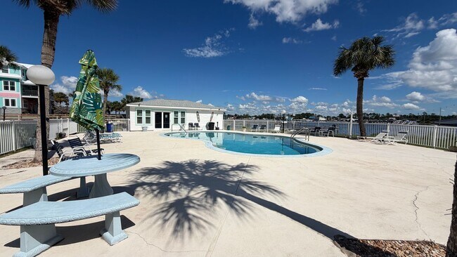 Building Photo - 3600 Thomas Dr