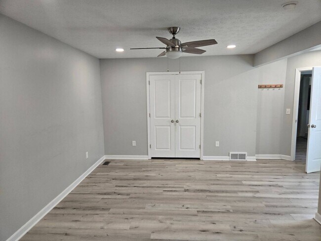 Building Photo - Charming 5-Bedroom Property in Prime Location