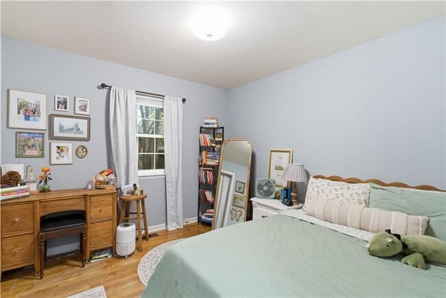 Building Photo - Cute 4 Bedroom 2 Bath home close to campus!