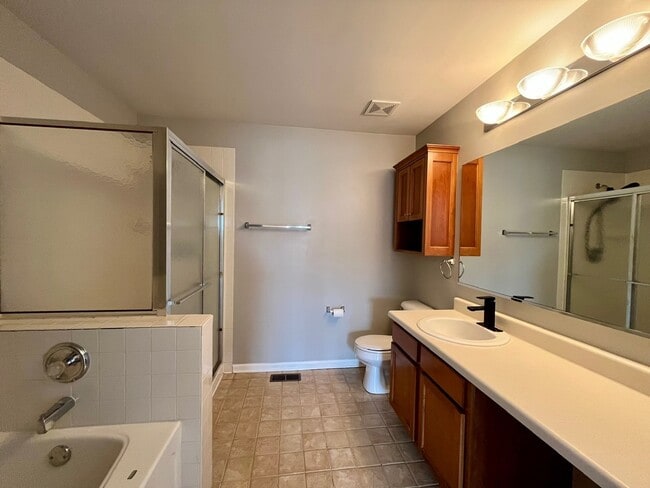 Building Photo - 1919 Golden Gate Ln