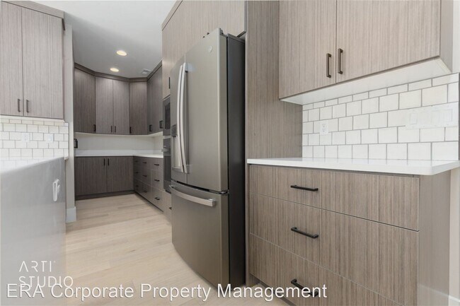 Building Photo - 4 br, 2.5 bath House - E272  385 E. Entrad...