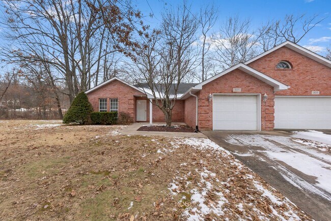 Building Photo - 911 Stonebridge Dr