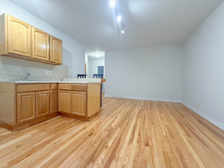 Building Photo - 707 W 171st St
