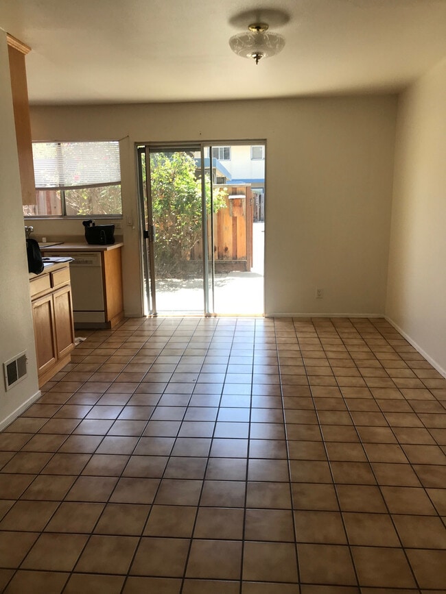 Building Photo - Cozy & Centrally Located 3 Bedroom Townhou...
