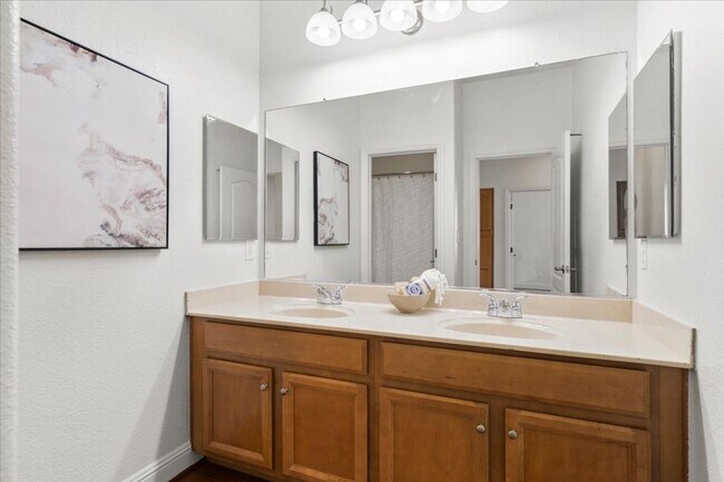 Building Photo - Elegant & Spacious 4 Bedroom Home Near Fol...