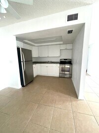 Building Photo - LARGE NEWLY RENOVATED 3 BEDROOM APARTMENTS
