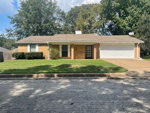 Building Photo - 920 Shumard Oak St
