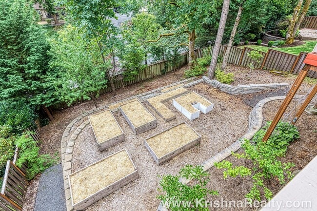 Building Photo - Gorgeous 6 BD* 3 BA* Single Family Home Located In Charming Arbor Meadows In Portland! **Minutes ...