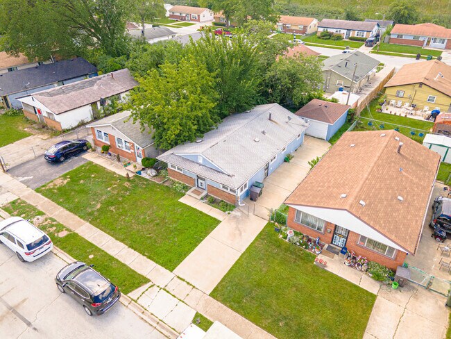 Building Photo - 3227 Nelson Ave