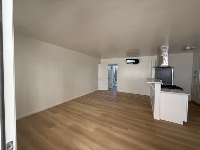 Building Photo - 423 S Sherbourne