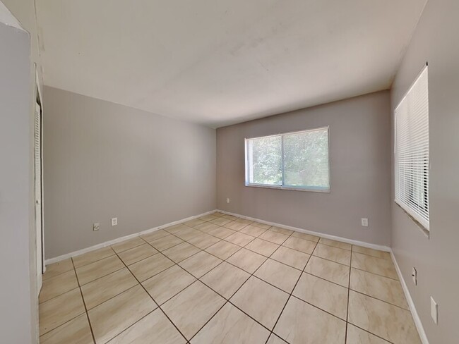 Building Photo - 2549 S Oak Ave