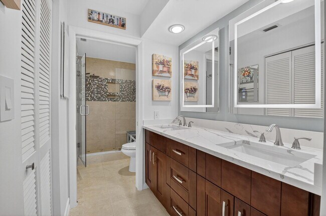 Building Photo - 5152 Golfview Ct