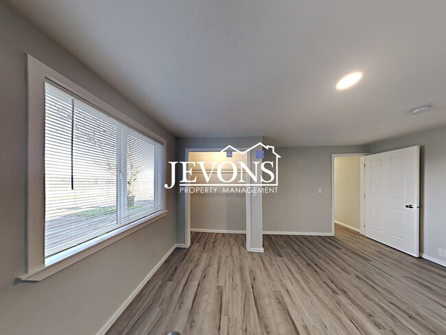 Building Photo - 3303 S Ainsworth Ave