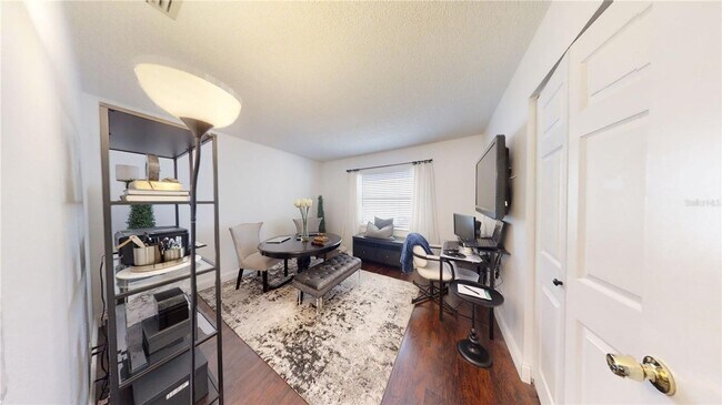 Building Photo - Nice 3 bedroom 2 bath with screened-in lan...