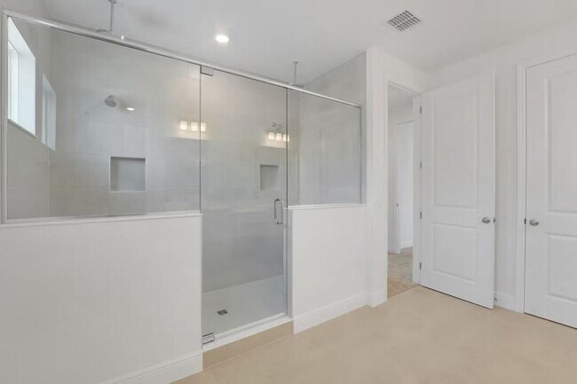 Building Photo - "Spacious 4-Bedroom Gem with 3 Full Baths in Charming Winter Garden!"