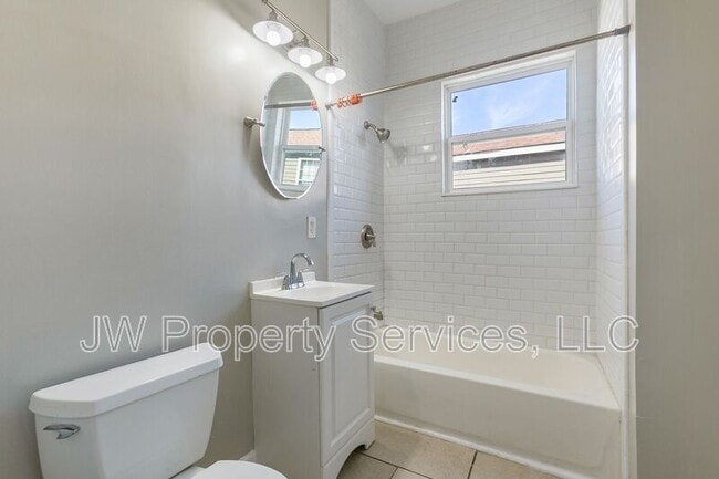 Building Photo - 1503 Desire St