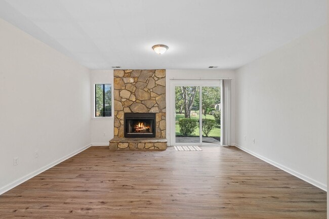 Building Photo - Raintree Country Club Townhome for Rent