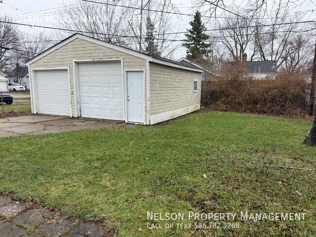 Building Photo - 19006 Roscommon St