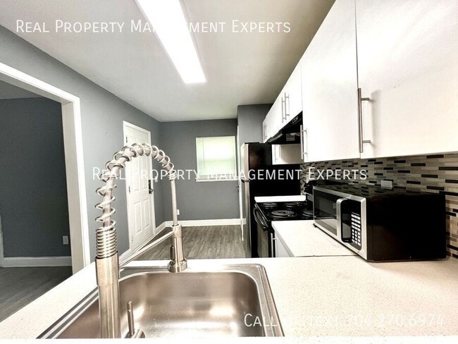 Building Photo - 2503 Eastway Dr