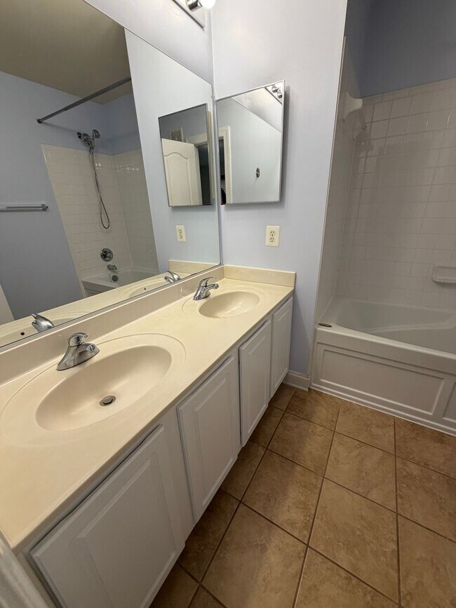 Building Photo - 908 Orchard Ridge Dr