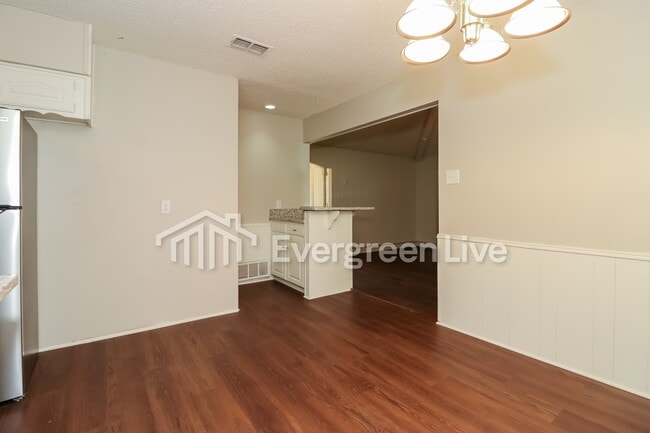 Building Photo - 2417 Meadow Vw