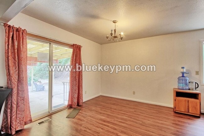 Building Photo - 5 Bedrooms, 2.5 Bathrooms Home in Oregon City