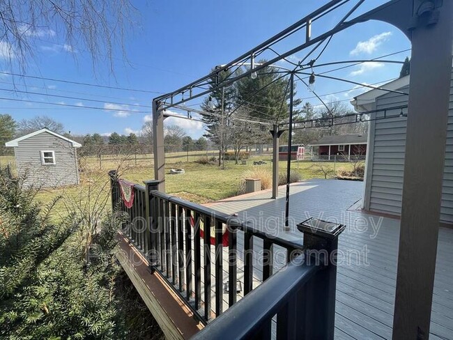 Building Photo - 457 Willow Rd
