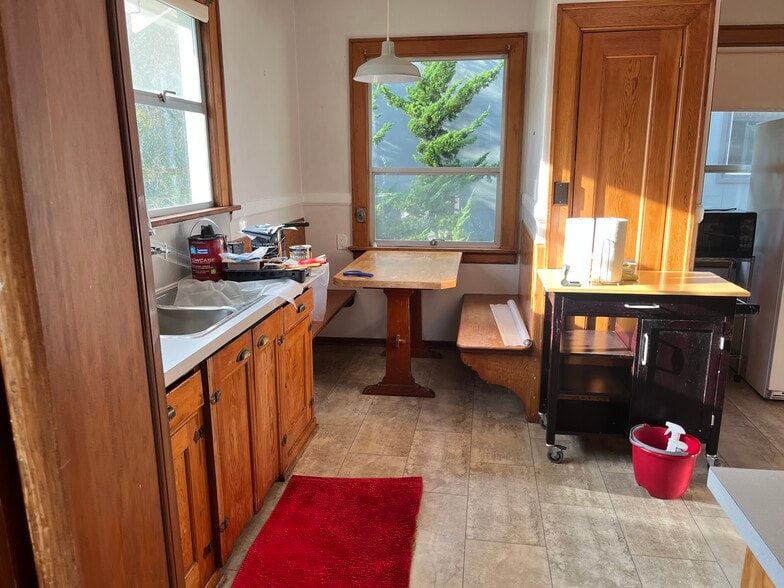 Breakfast nook - 113 32nd Ave S