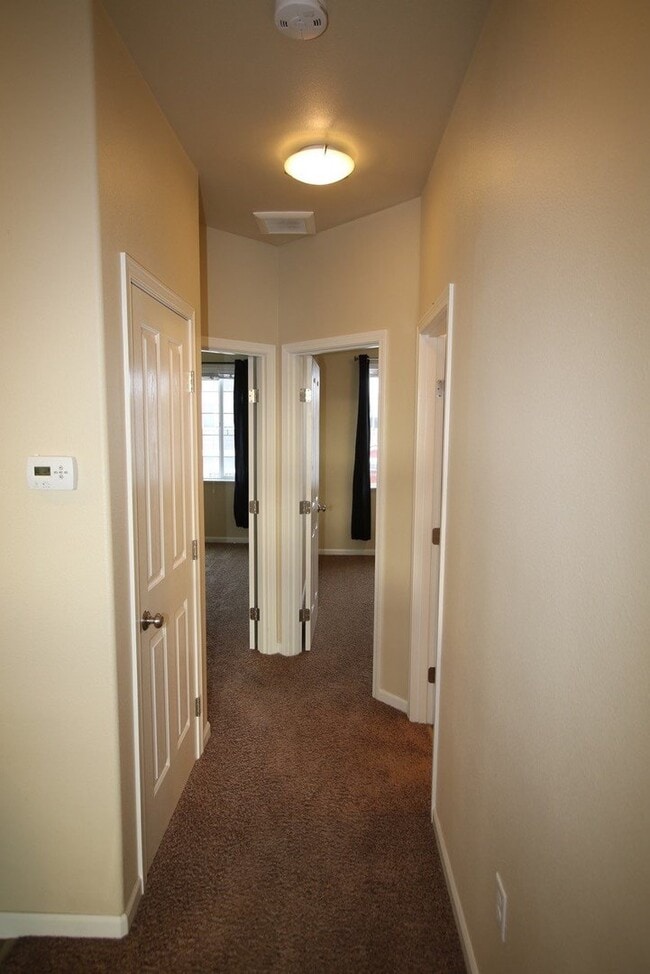 Building Photo - 3 Bedroom Condo close to JBER!