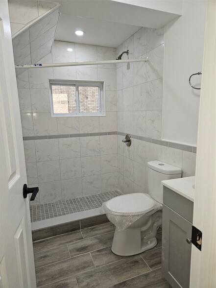 Building Photo - 120 Henry St