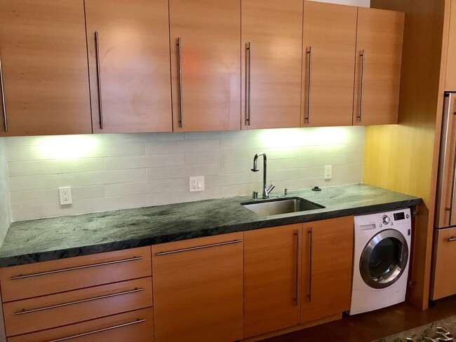 Building Photo - Mint Plaza Loft - Roof Deck & Pet Friendly...