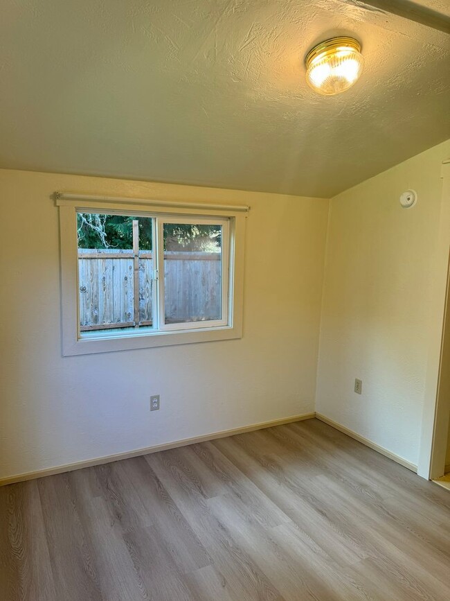 Building Photo - Newly remodeled, adorable, CREEK FRONT, Du...