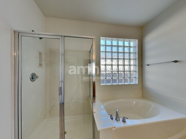 Building Photo - 15017 W Bloomfield Rd