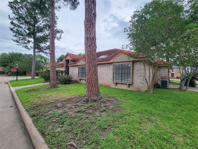 Building Photo - 12800 Briar Forest Dr