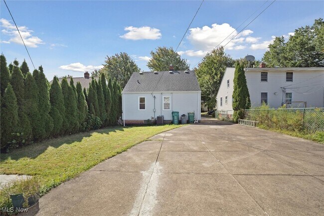 Building Photo - 15705 Fernway Dr
