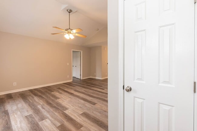 Building Photo - Charming 3 Bed/2 Bath Minutes Away From El...