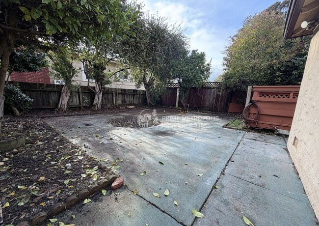 Building Photo - 999 31st St