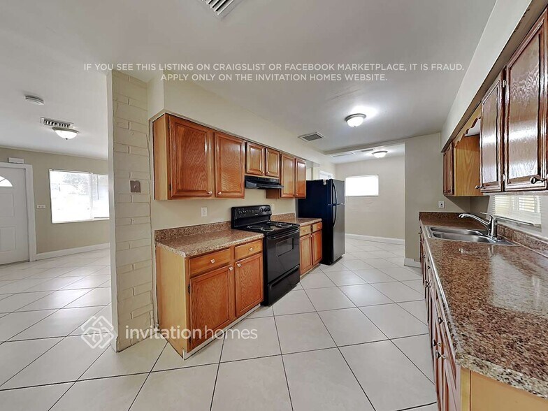 Building Photo - 7041 SW 27th St