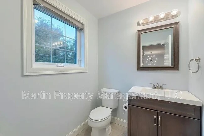 Building Photo - 25 Dahlia Dr