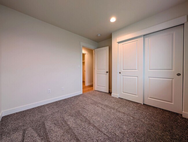 Building Photo - **New Construction** FOUR Bedroom House for Rent in Eastmont School District!