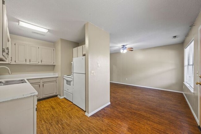 Primary Photo - Cozy 1 Bed, 1 Bath Apartment: Minutes from...