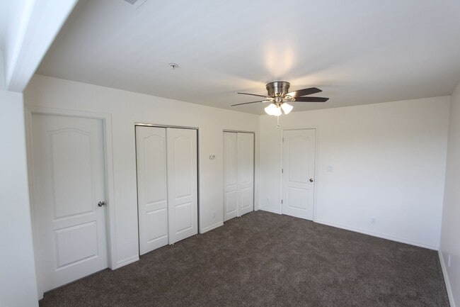 Building Photo - $500 Move-In Special | Spacious End-Unit Townhome in Village at Elk Run