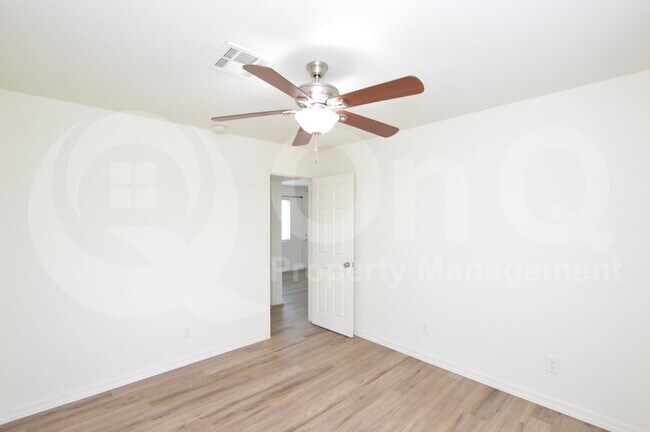 Building Photo - 3225 E Earll Dr
