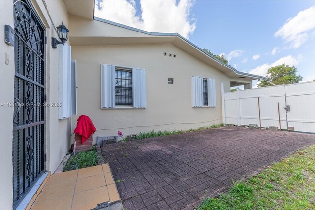 Building Photo - 4350 SW 5th St