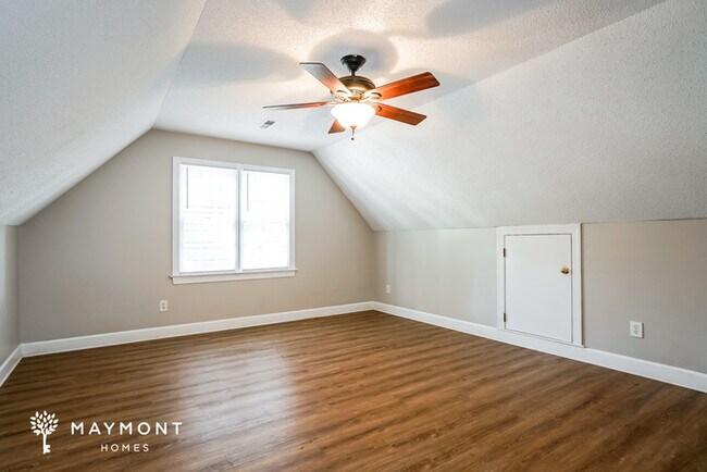 Building Photo - Gorgeous 3 Bedroom